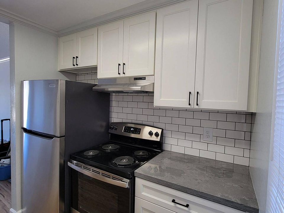 KITCHEN BRAND NEW APPLIANCES- SELF CLEANING OVEN