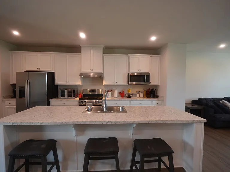 323 E Cochran St — Photo 9