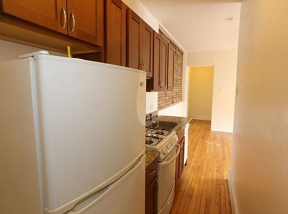 4th image of 953 W Cornelia Ave APT 1A