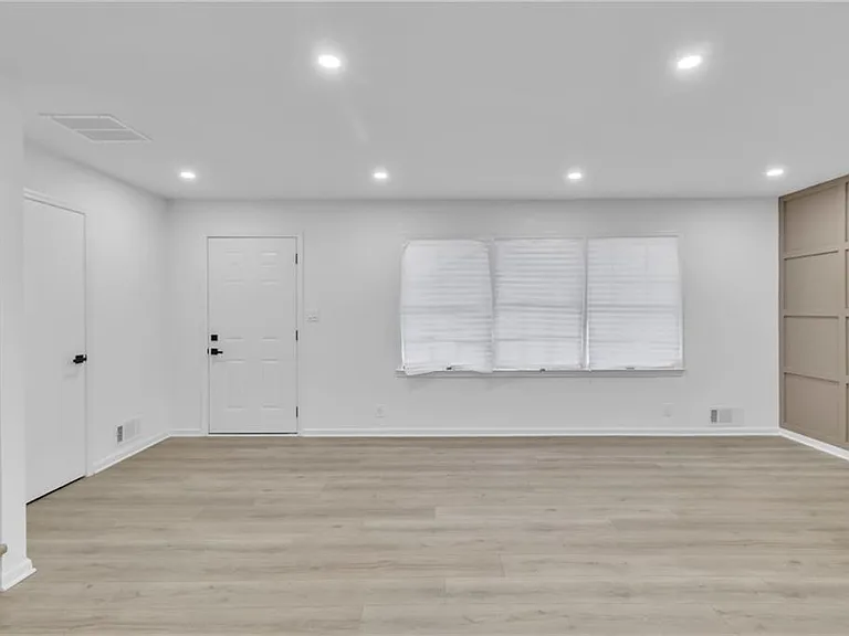 3296 Columbia Woods Dr — Photo 9