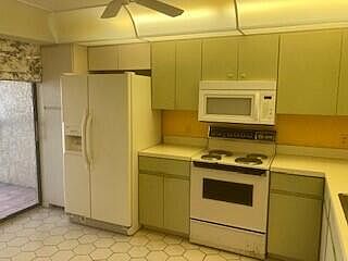 5th image of 9440 Meadowood Drive #203