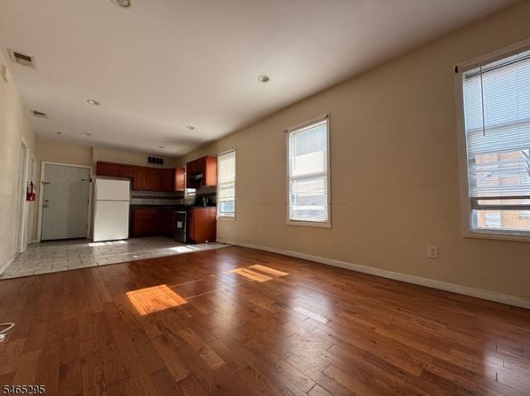 225 Ripley Pl Floor 3