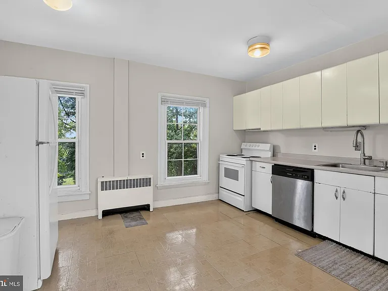 350 Green Ln #2R — Photo 11