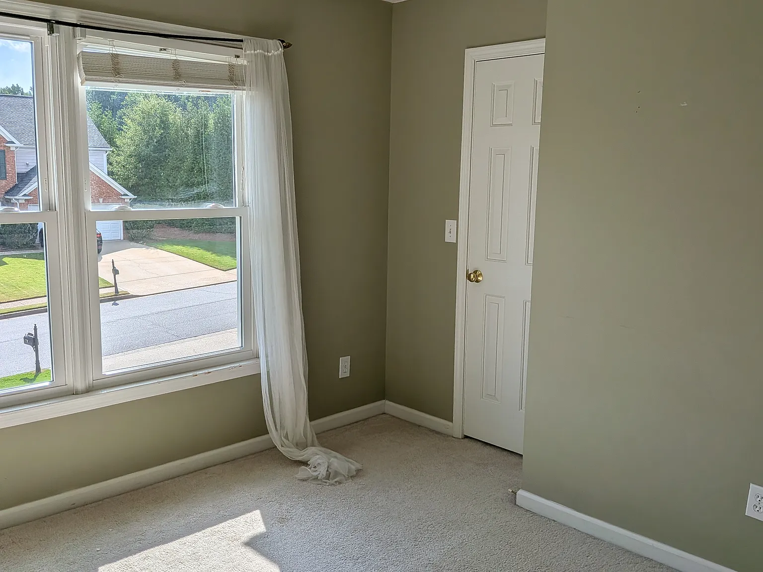 4 bed, 2428 sqft, $799 — Photo 3