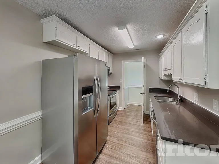809 Valley Creek Dr — Photo 3