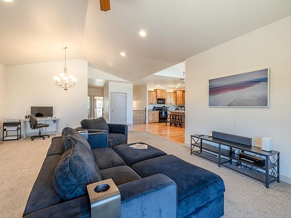 5th image of 210 Edgewood Cir