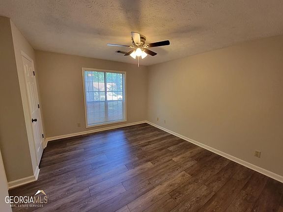 4th image of 806 Bedford Park