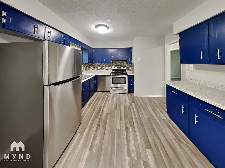 547 Whitethorn Dr — Photo 3