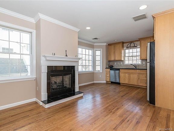 5th image of 54 Myrtle Ave APT 10