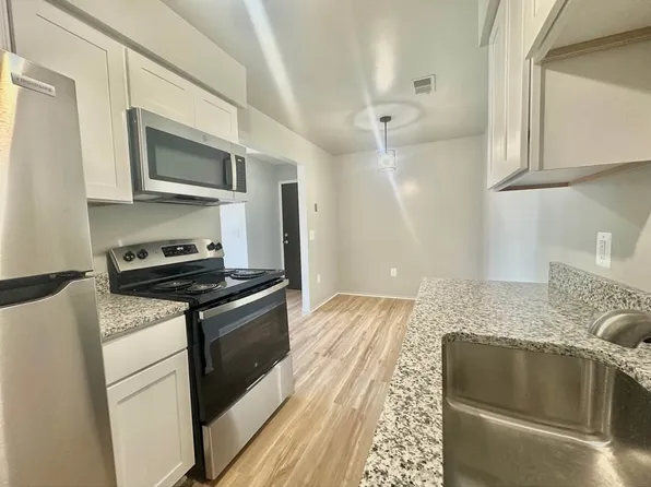 35480 Klix St APT 104, Clinton Township, MI 48035