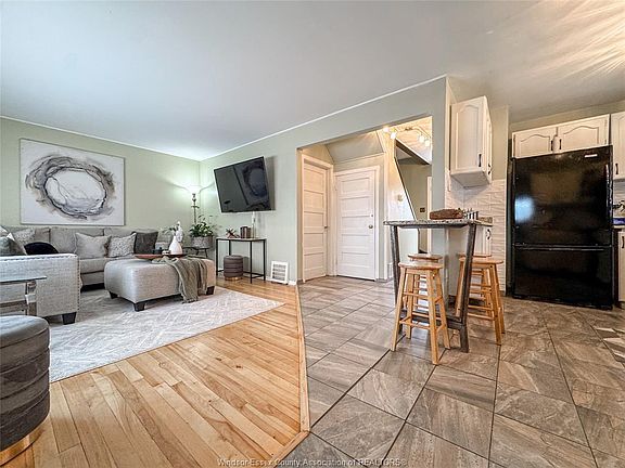 3rd image of 1408 Tourangeau Rd