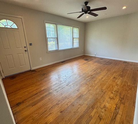 3rd image of 922 Lawndale Dr