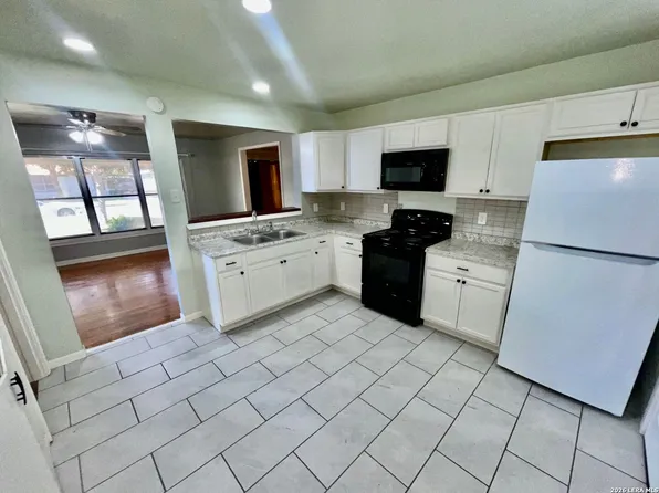 111 Edgebrook Ln, San Antonio, TX 78213
