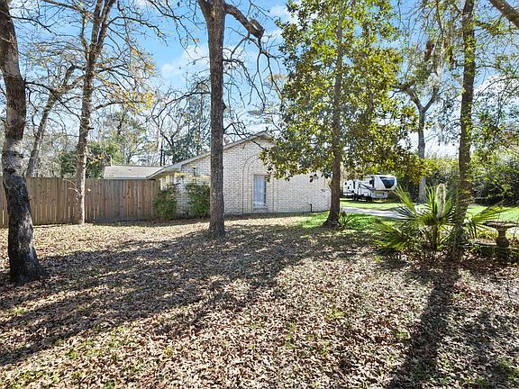 5th image of 910 Brook Forest Ct