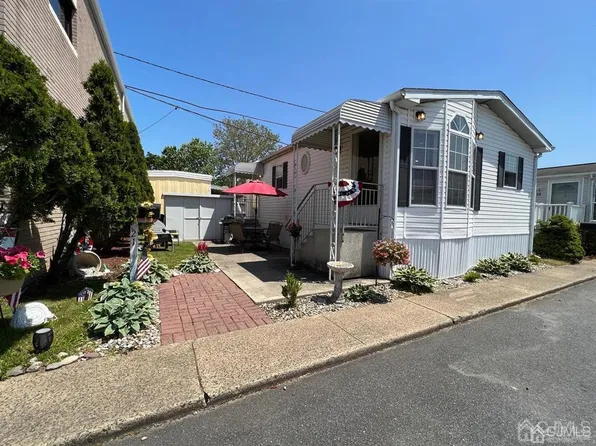 21 Coke Ave, Avenel, NJ 07001