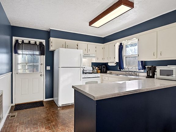 3rd image of 268 Fairview Cir