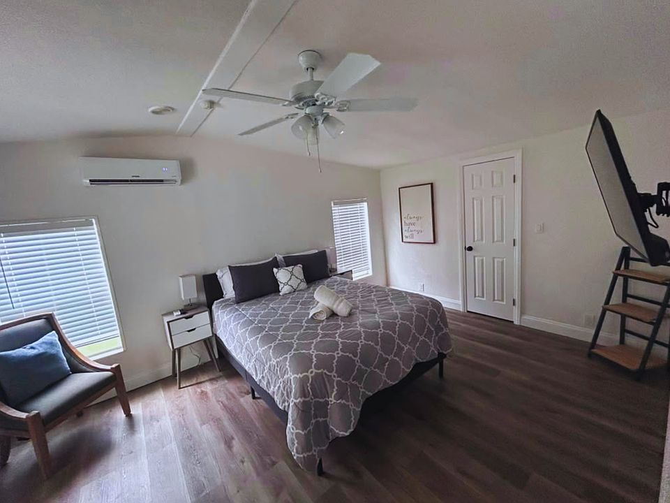 Charming studio with Smart TV, dining area, full kitchen and spotless bath.