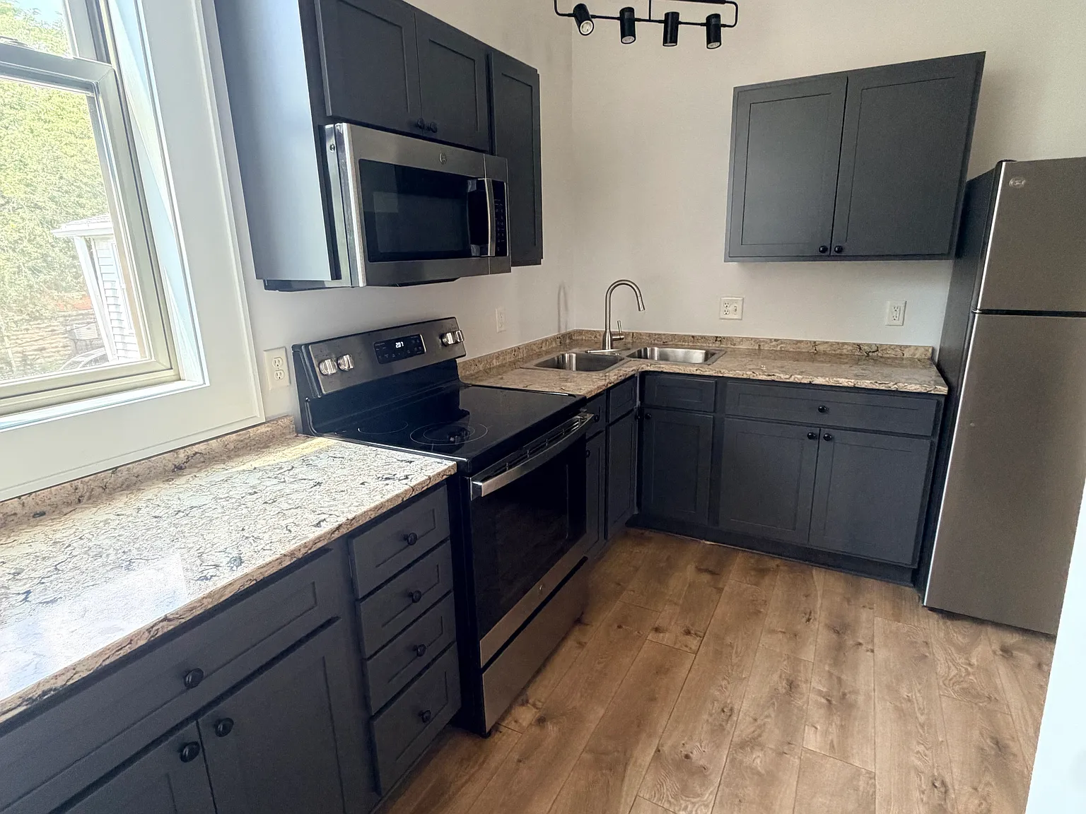 1 bed, 950 sqft, $1,100 — Photo 4