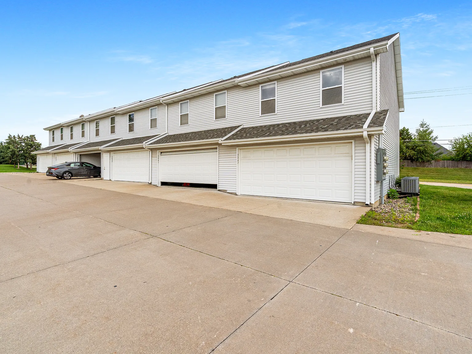 3 bed, 1.5 bath, 1200 sqft, $1,820 — Photo 2