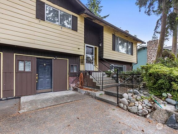 3rd image of 2194 Crosswoods Circle