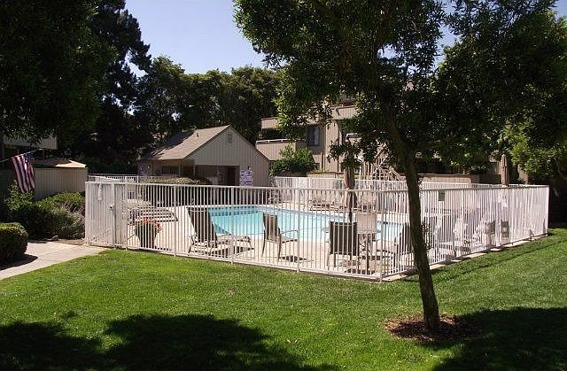 2nd image of 946 La Barbera Dr