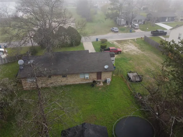 921 E 3rd St, Bellville, TX 77418