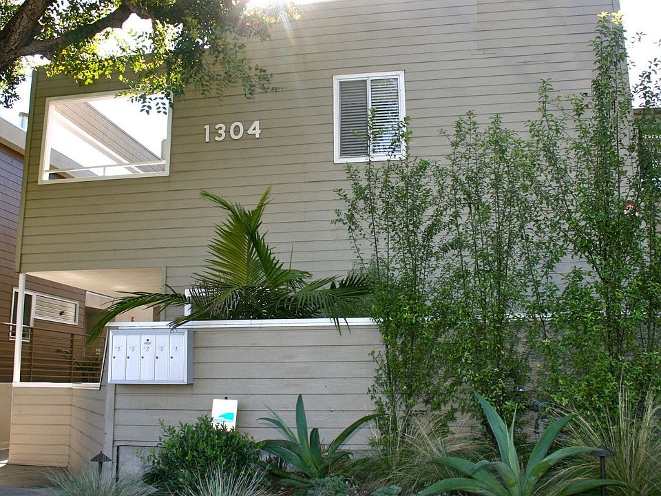 Stylish town home in Manhattan Heights - Remodeled, great location