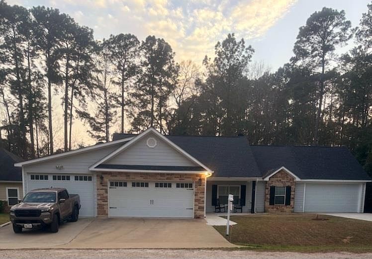 1st image of 138 Breezeway Dr