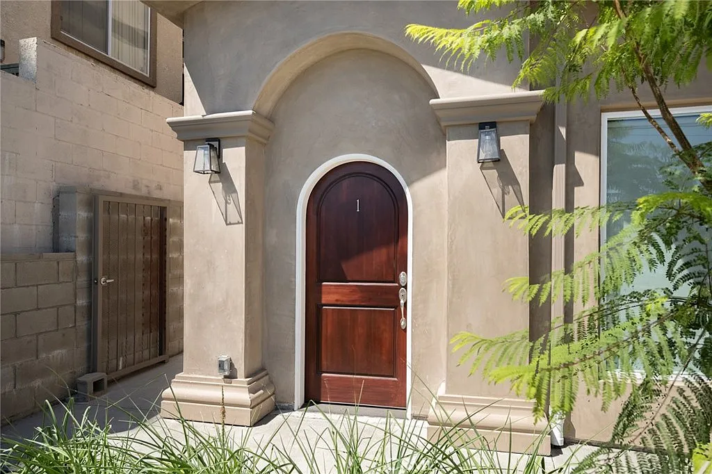 3 bed, 3.5 bath, 1609 sqft, $4,200 — Photo 4