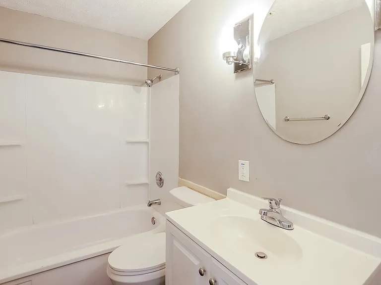 1335767_025_main_bathroom_13381223.jpg