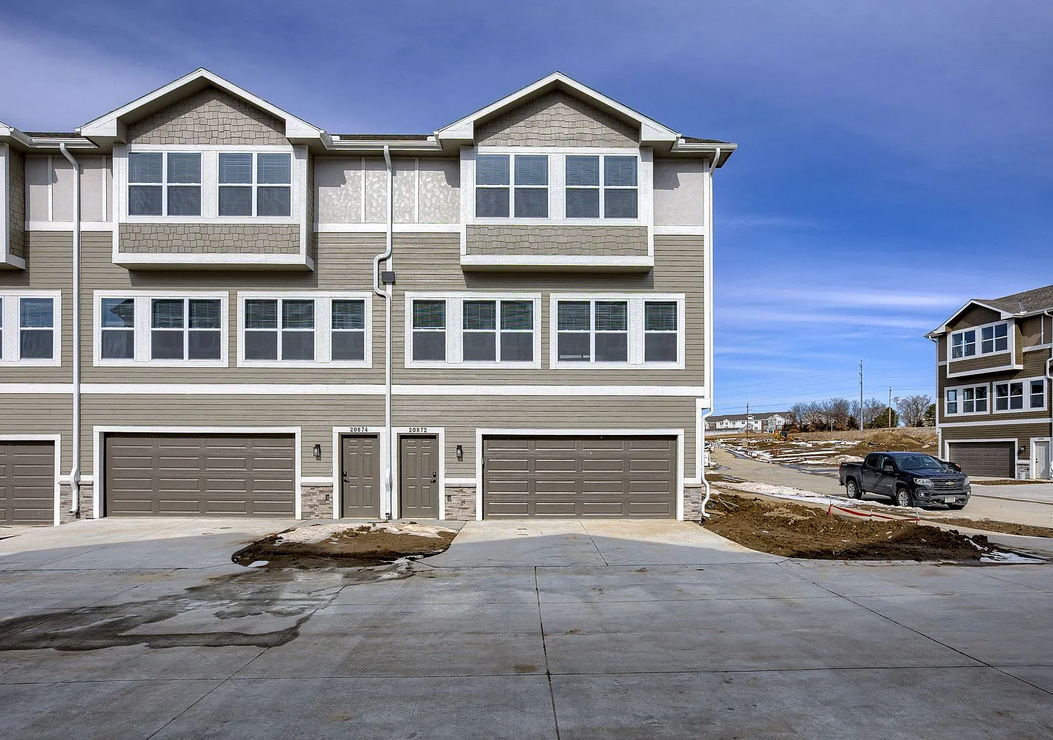 Gorgeous 3 Bedroom Townhome!! — Photo 1