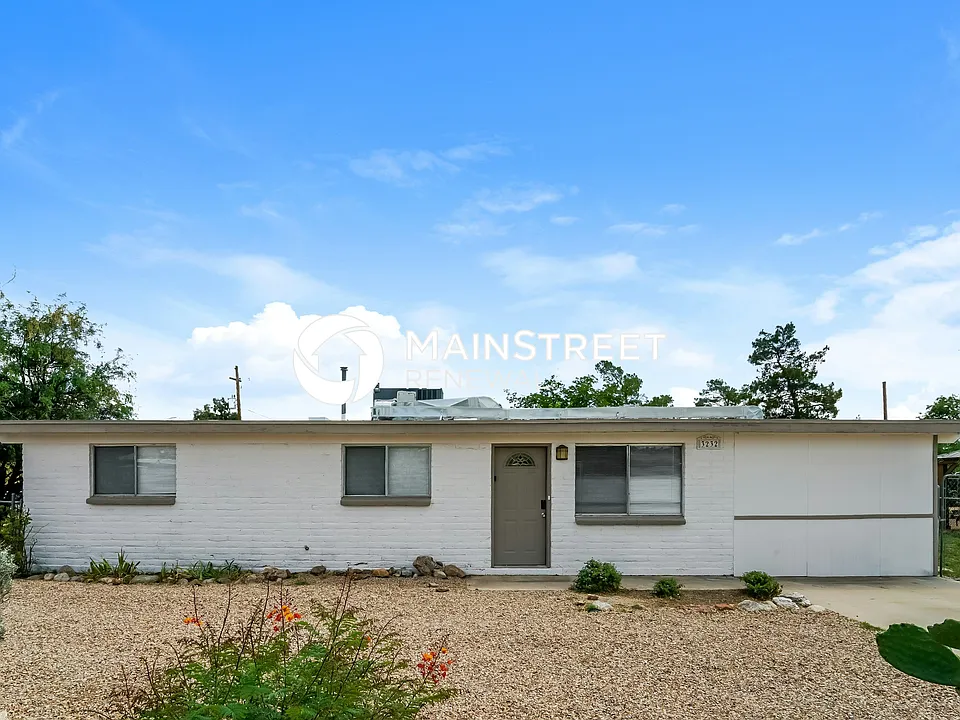 3232 E Stallion Ln