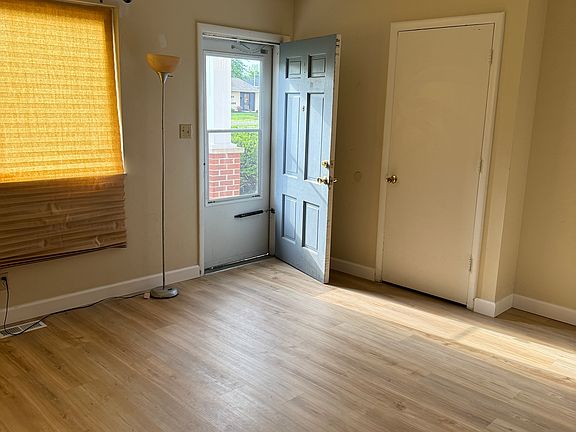 2nd image of 902 N Broadway St Unit B
