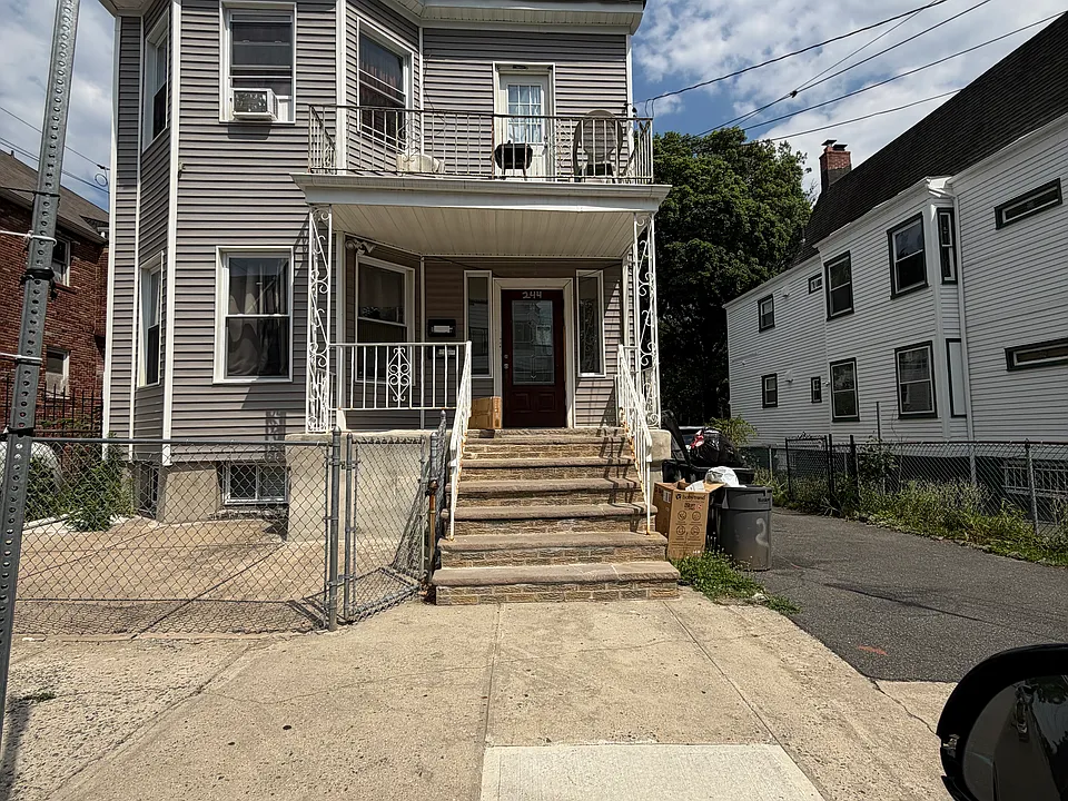 244 Smith St #1