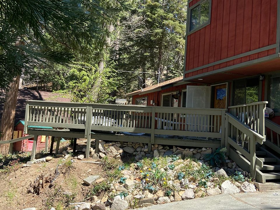 Deck is great for bar-b-ques, get togethers or coffee in the mornings.