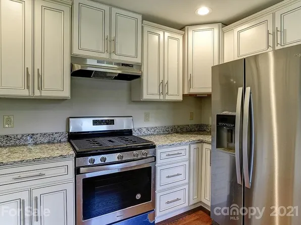 16 Woodstock Ln, Asheville, NC 28806