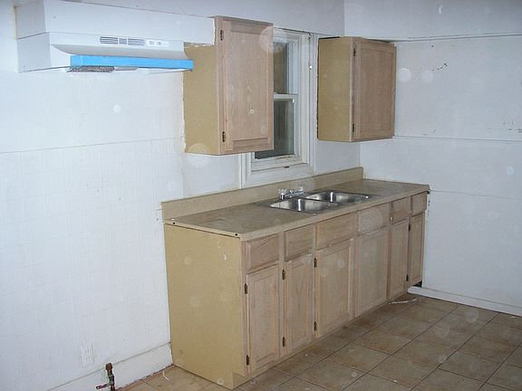 3rd image of 82 N Jessie St