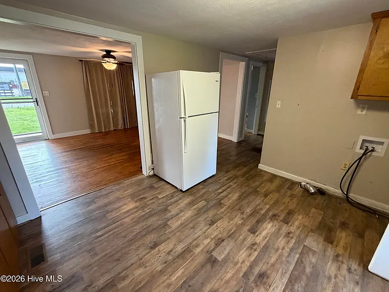 806 Grimes Rd — Photo 3