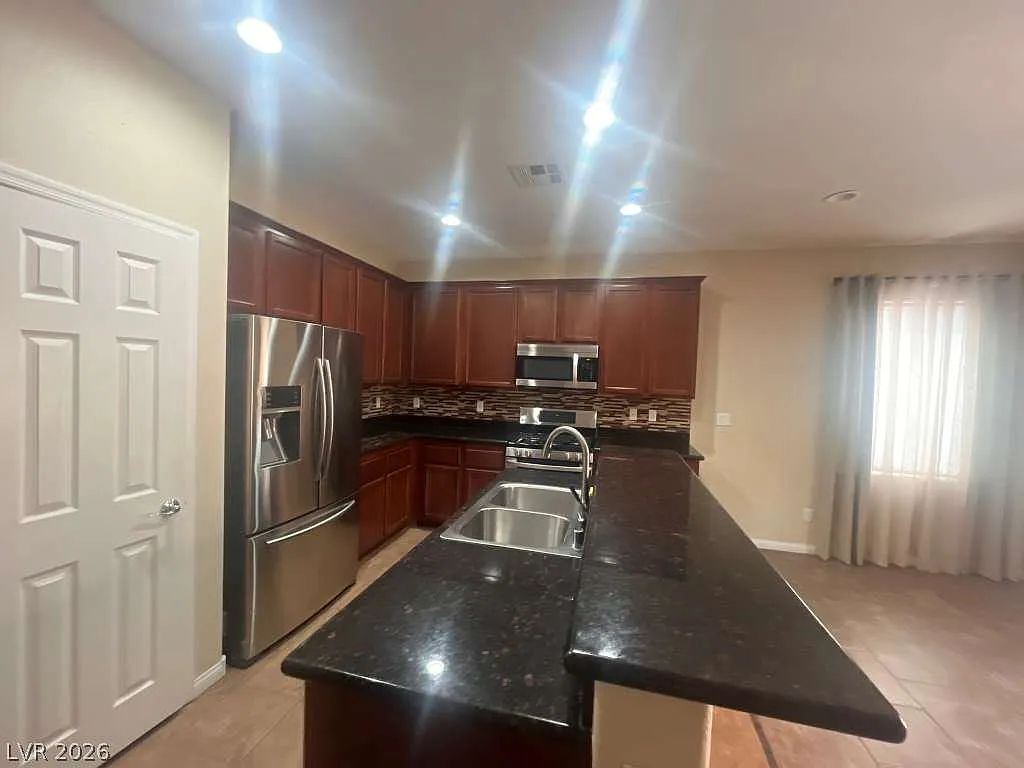 3 bed, 3.5 bath, 1798 sqft, $2,300 — Photo 3
