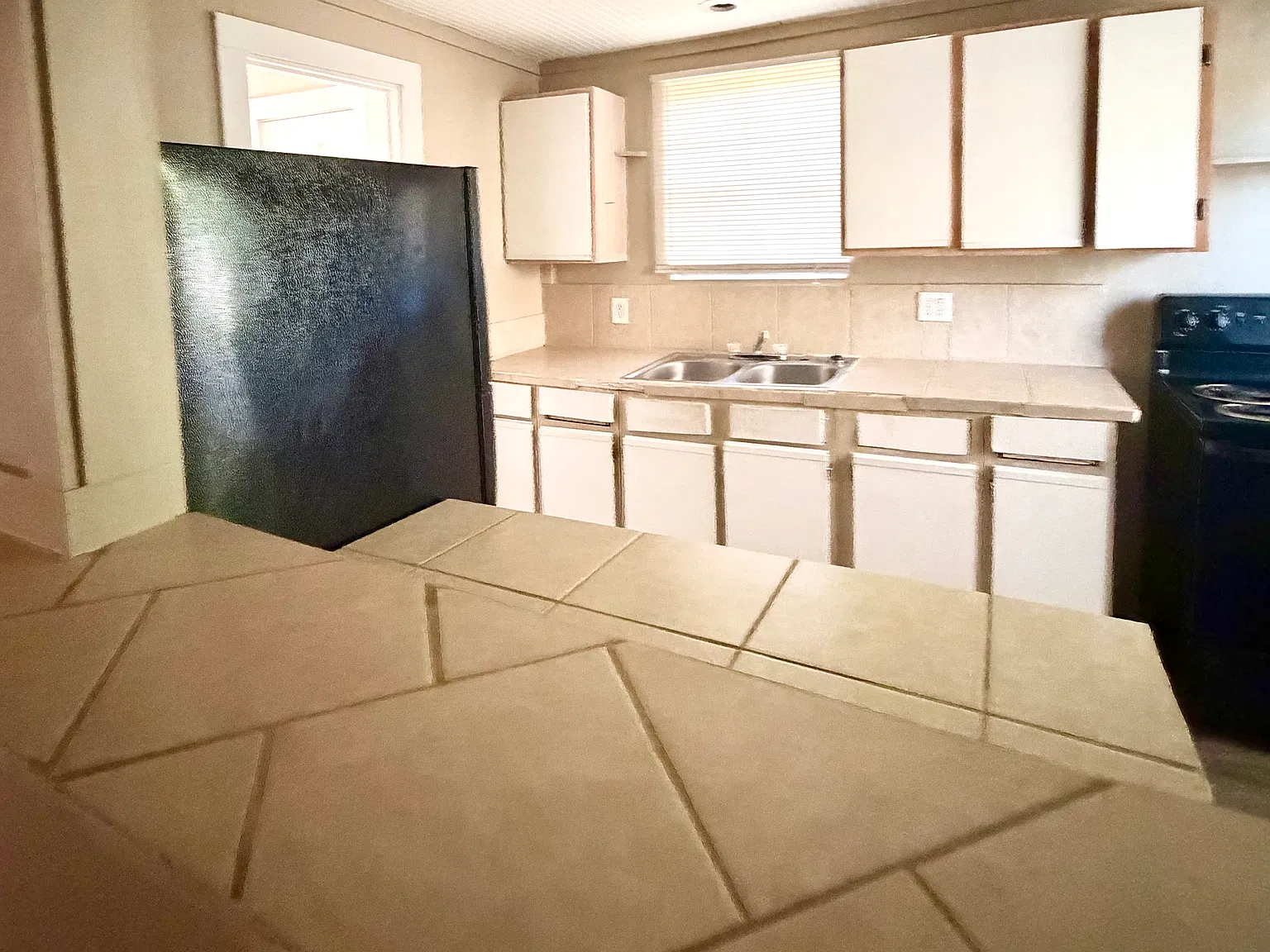 3 bed, 816 sqft, $975 — Photo 3
