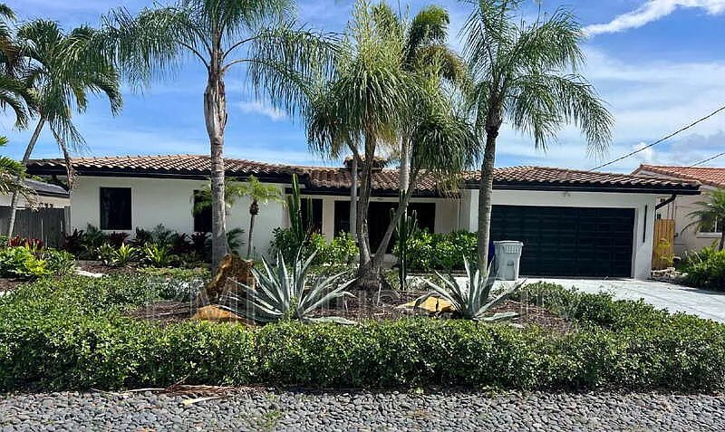 2 bed, 2.0 bath, 1715 sqft, $7,900 — Photo 2