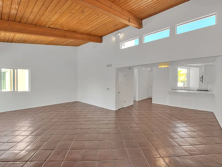 310 Bayview Dr — Photo 7