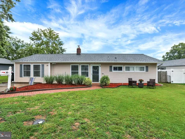 30 Thimbleberry Ln, Levittown, PA 19054