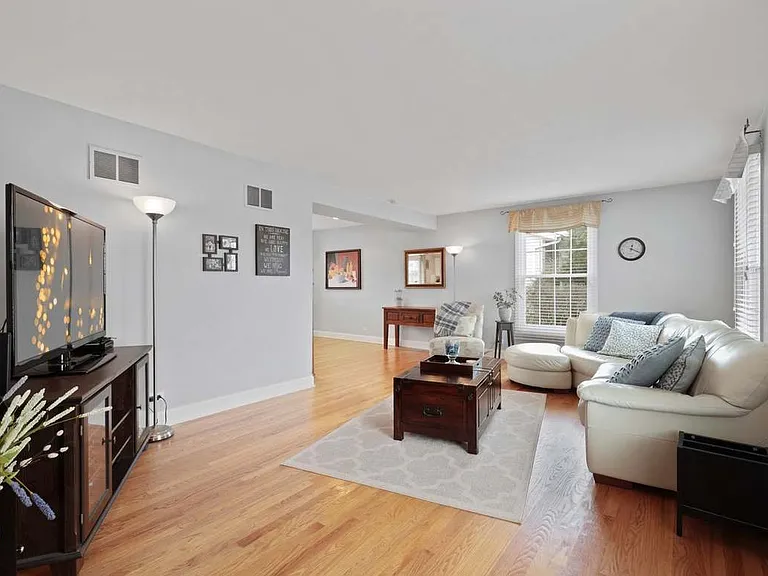 2205 S Bradford Dr — Photo 2