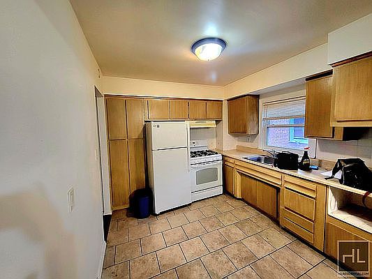 3rd image of 166-30 Gothic Dr Floor 3
