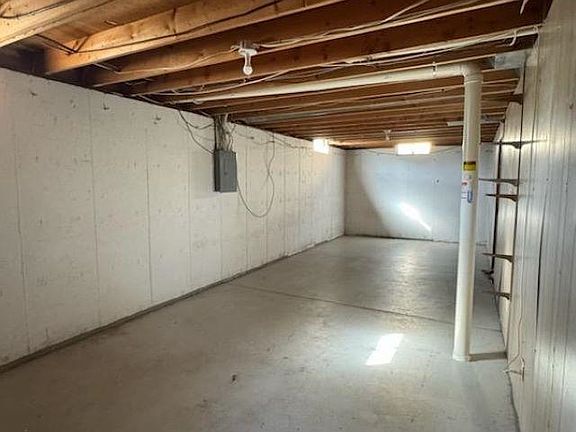 5th image of 634 Montrose St