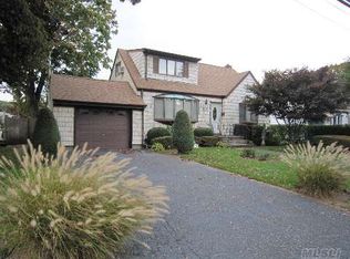 325 Old Country Rd, Deer Park, NY 11729