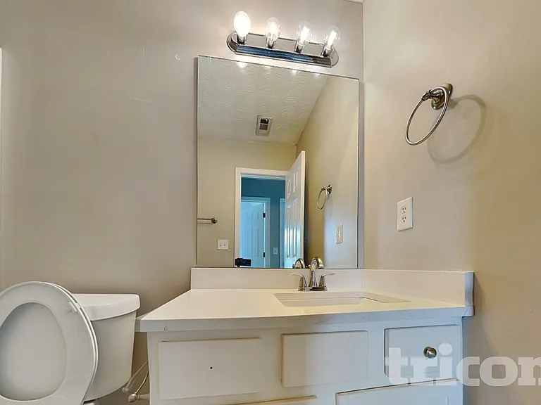660 Tipperary Rd — Photo 12