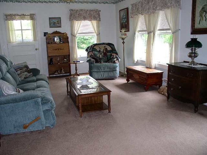 3rd image of 44 GREENBROOK Drive