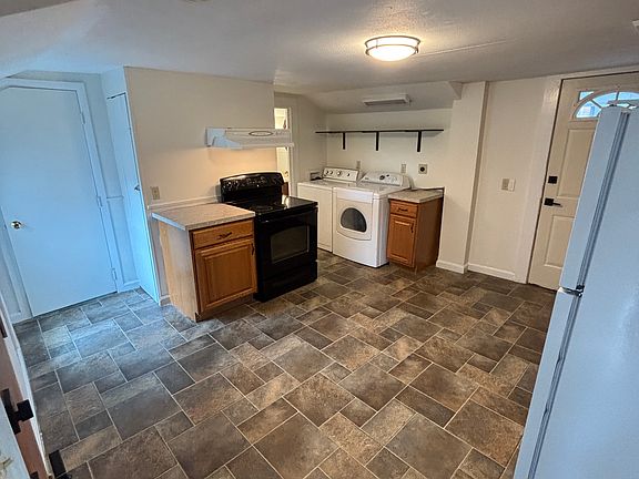 Kitchen/Laundry Area